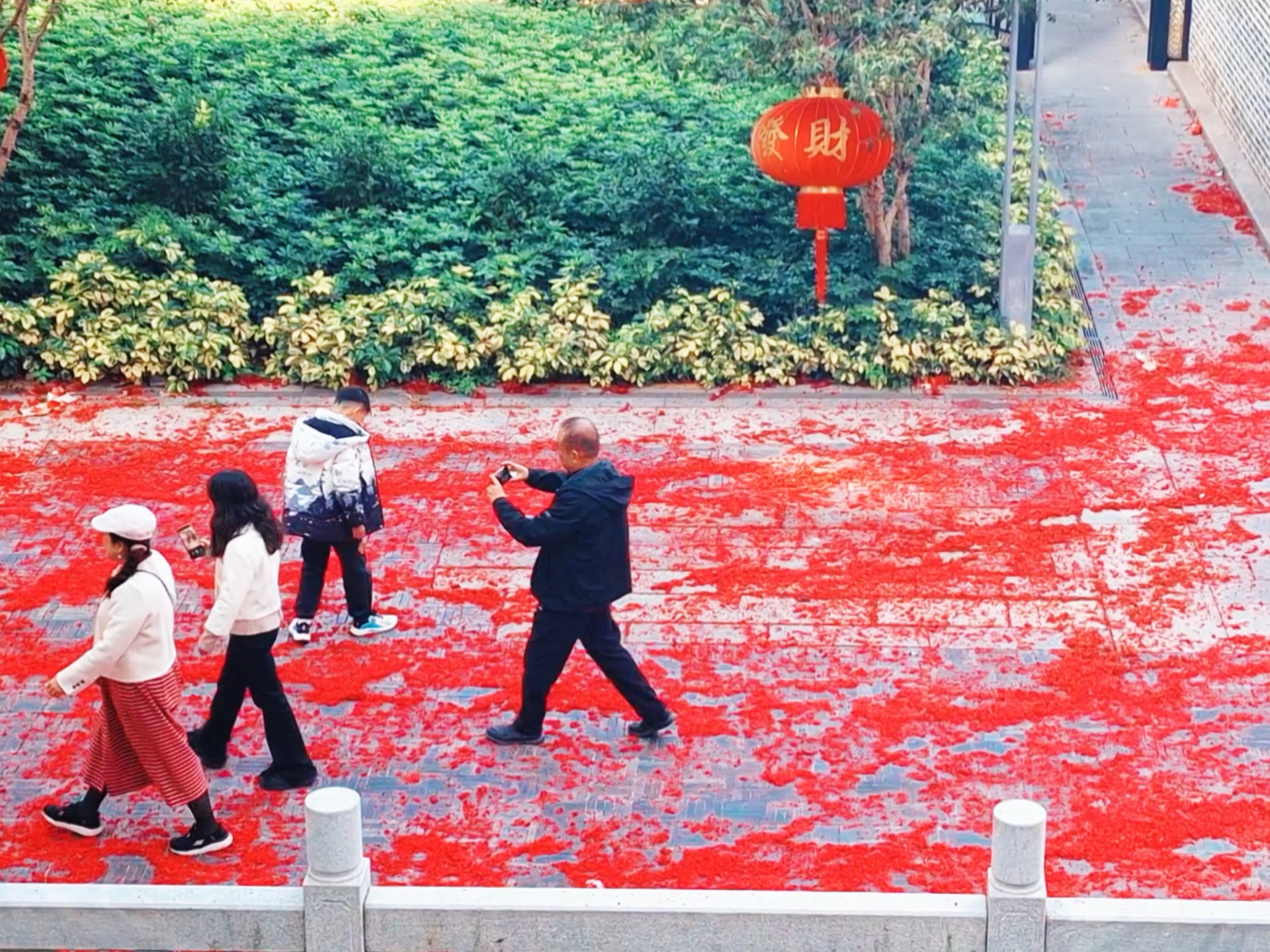 这是用鞭炮炸出的红地毯,过年就要红红火火地走红毯丨广东客家人年俗