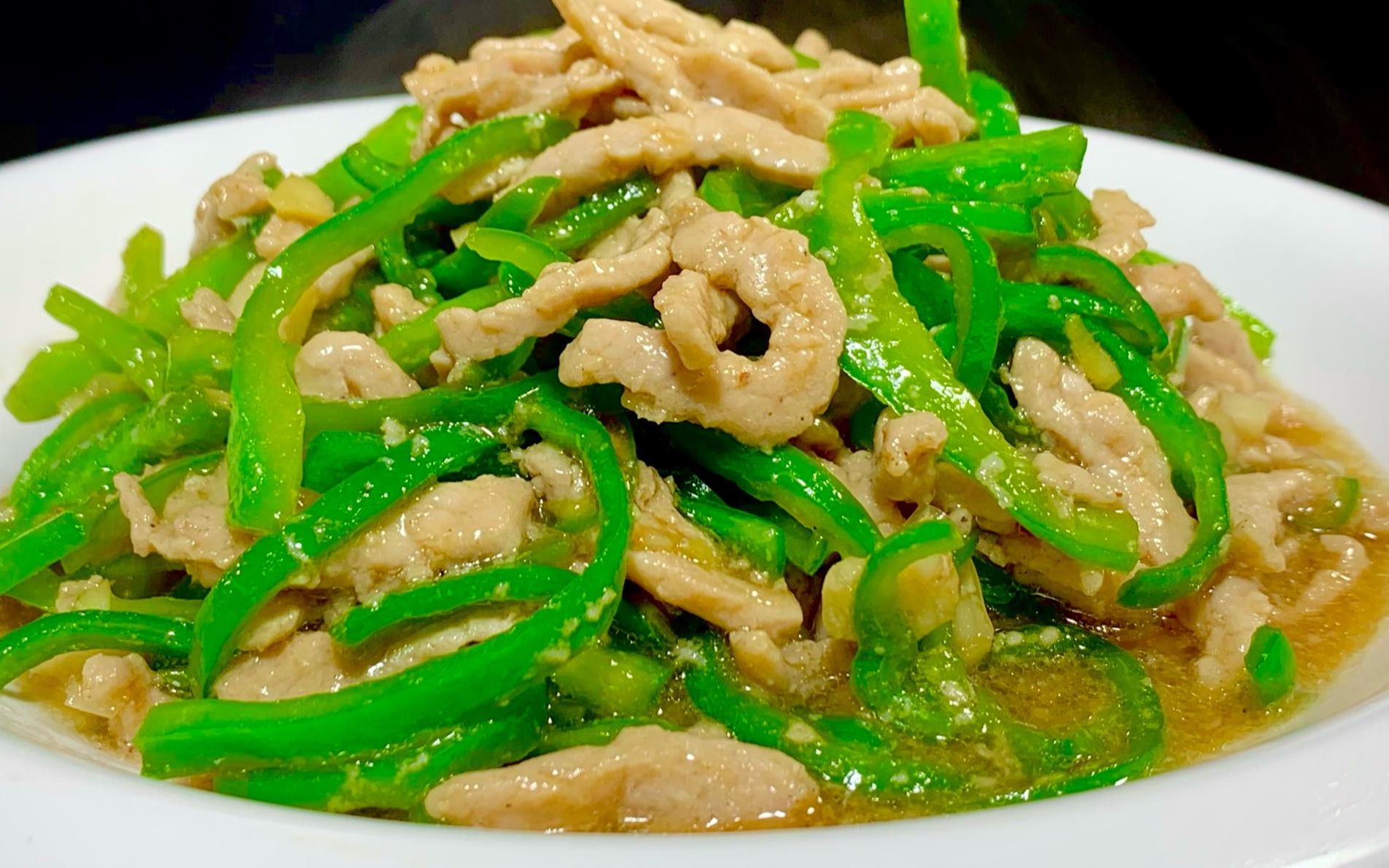 饭店总厨教你炒青椒肉丝的正确做法,鲜嫩入味,味道一流,超好吃