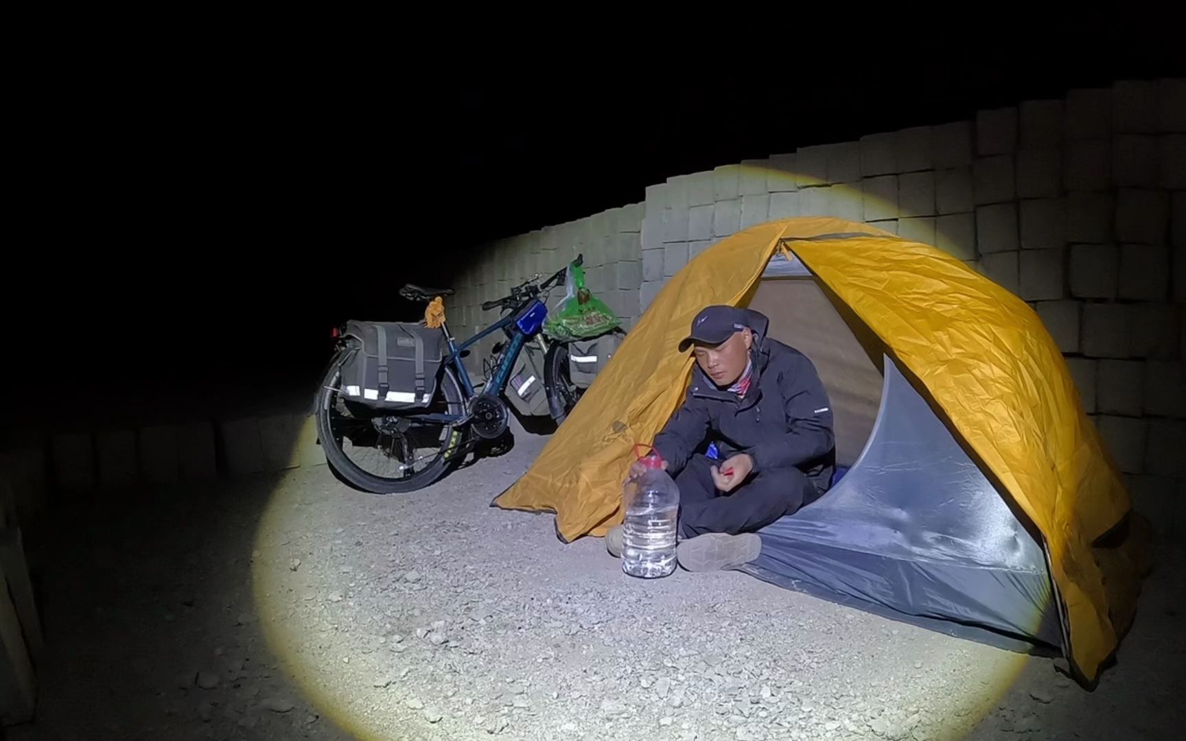 骑行青藏线,遭遇大风路过羊八井,寻找野温泉半夜露营砖厂哔哩哔哩bilibili