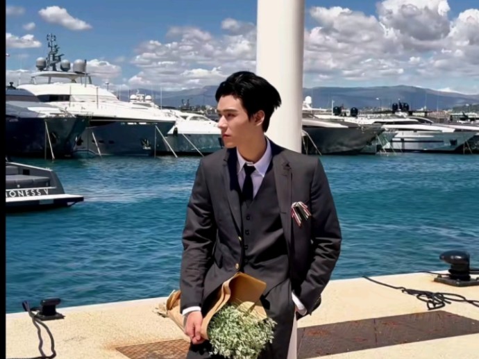 龚老师工作室24.5.19 12:57发抖音:# 龚俊 @龚俊simon 与盛夏相拥