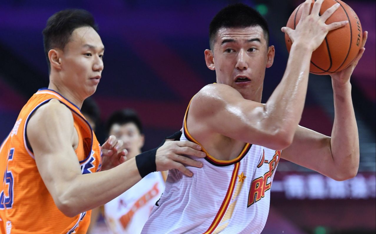 付豪携女友现身北京!女友穿抹胸热裤太吸睛