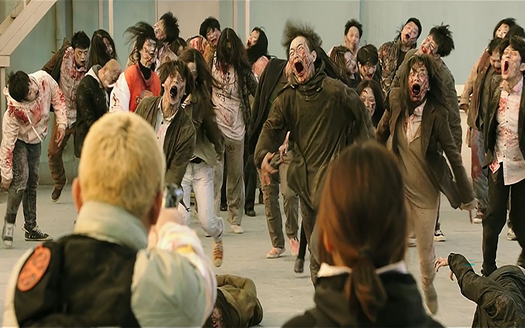 【灾难片】活着:韩国火爆丧尸片,史上弱鸡男主,又是如何在丧尸群中活