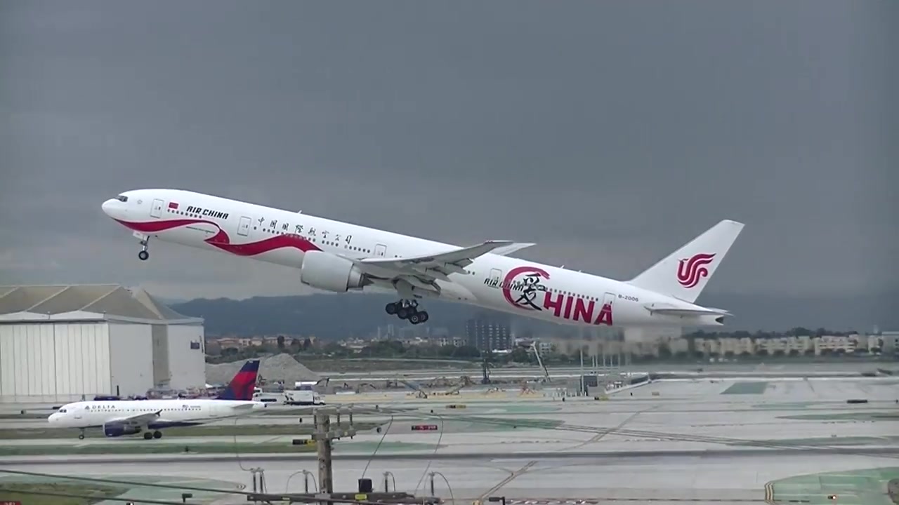 中国国际航空波音777300er客机爱中国彩绘洛杉矶起飞