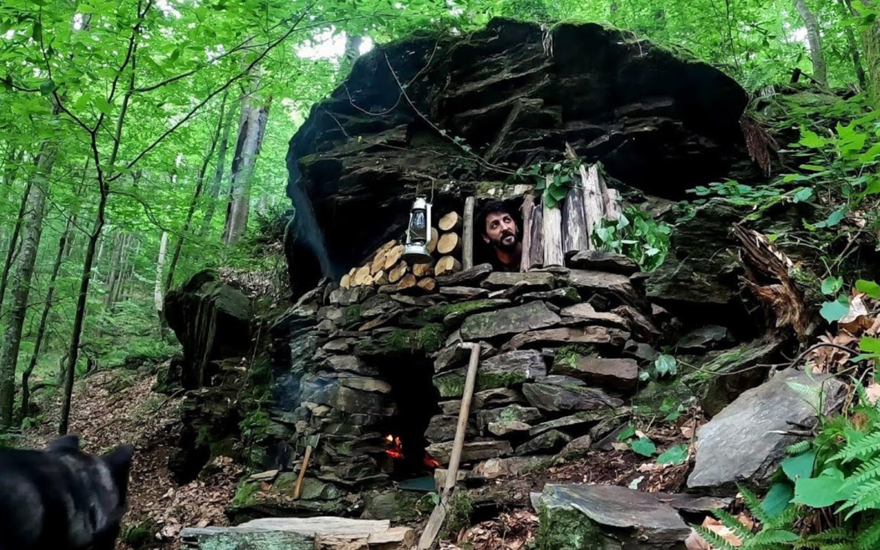 一人一狗单挑荒野,清澈溪边搭建石头庇护所小屋,石板烧,石头壁炉灶台