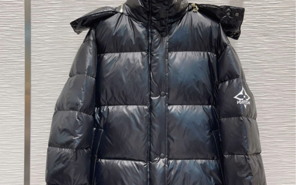 分享一下高仿路易威登雪地天花版 保暖羽绒服