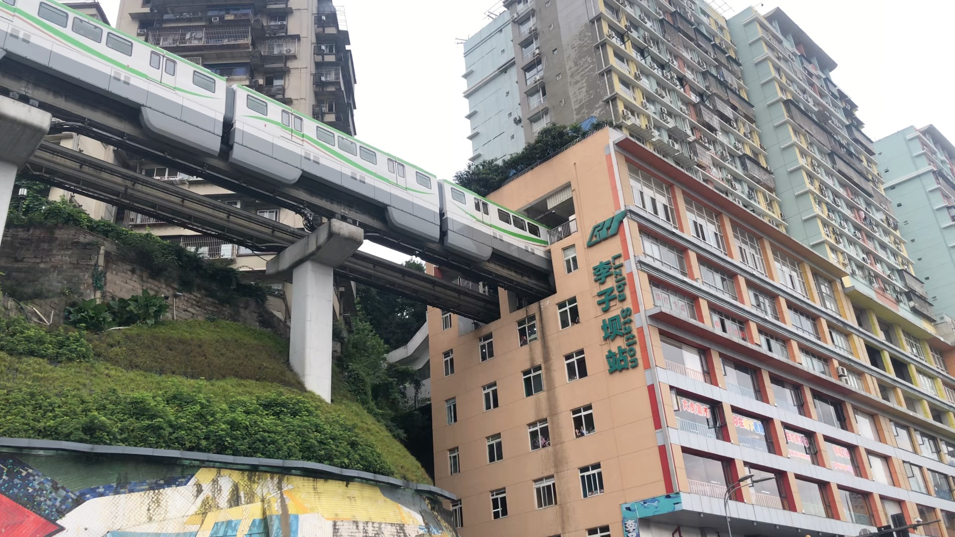 重庆,城轨穿楼