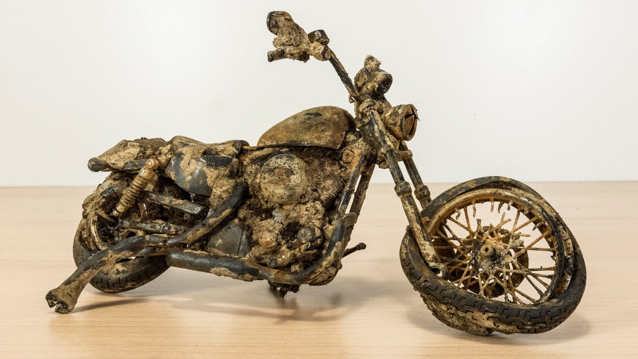 修复废弃的哈雷戴维森七十二号摩托车