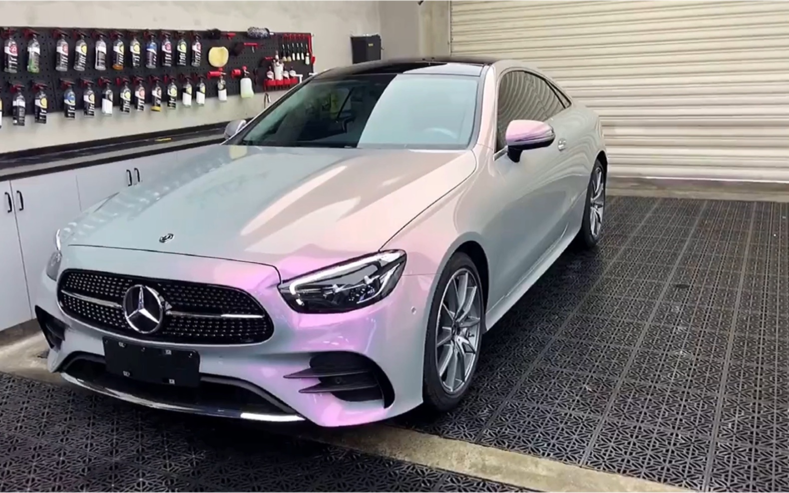 这个颜色的奔驰应该是小姐姐最爱,漆面梦幻火山灰改色贴膜,帅气_哔哩