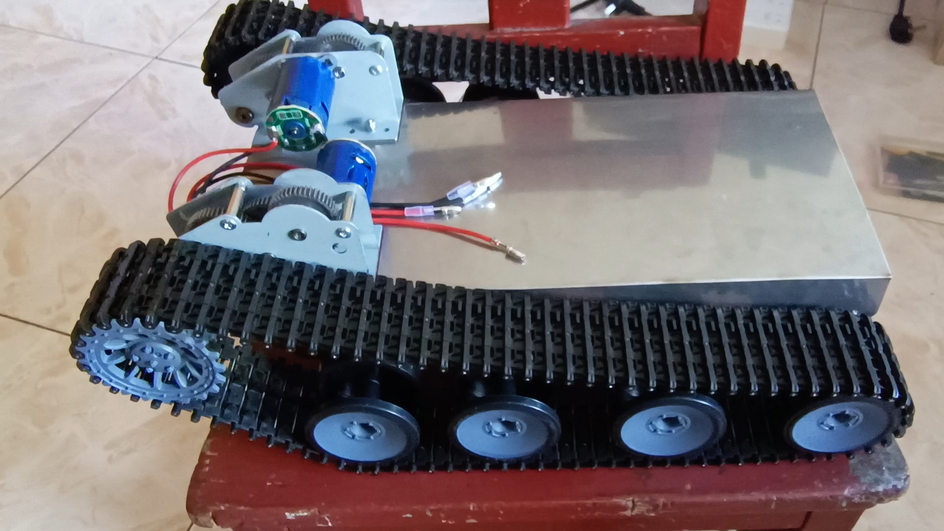 今天我给这个金属遥控履带车履带调试完成