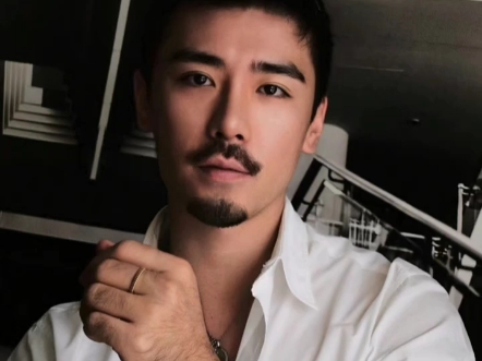 浓颜系正装胡子大叔