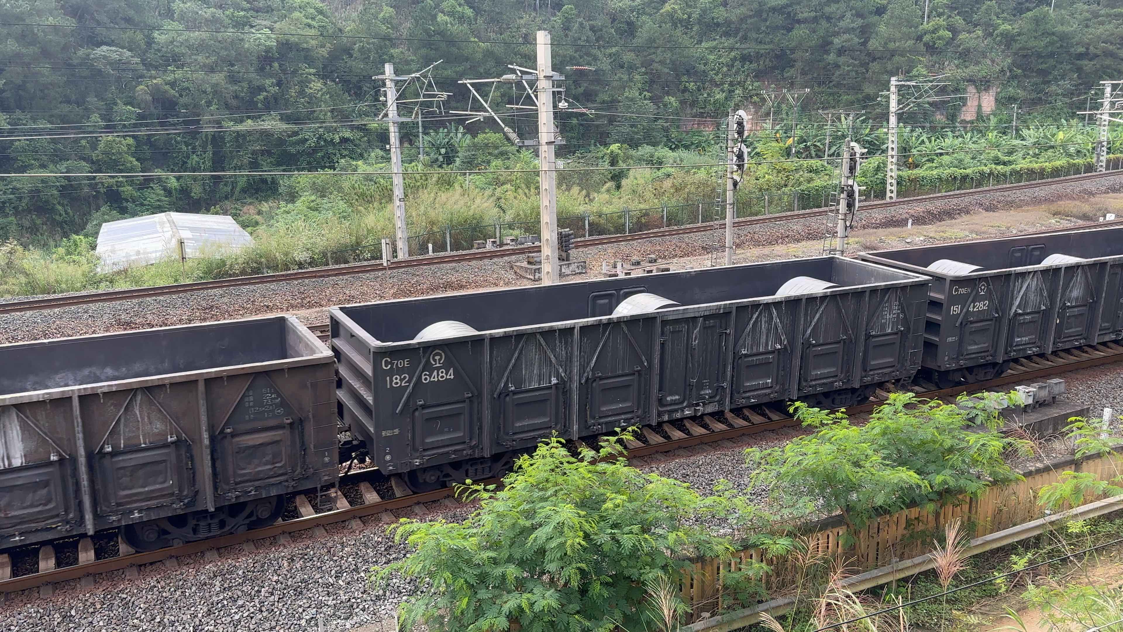 那罗拍hxd1c0025牵引50尺新集装箱往南一场方向