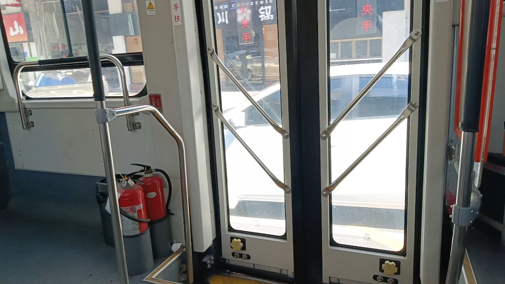 东莞公交16路,开关门