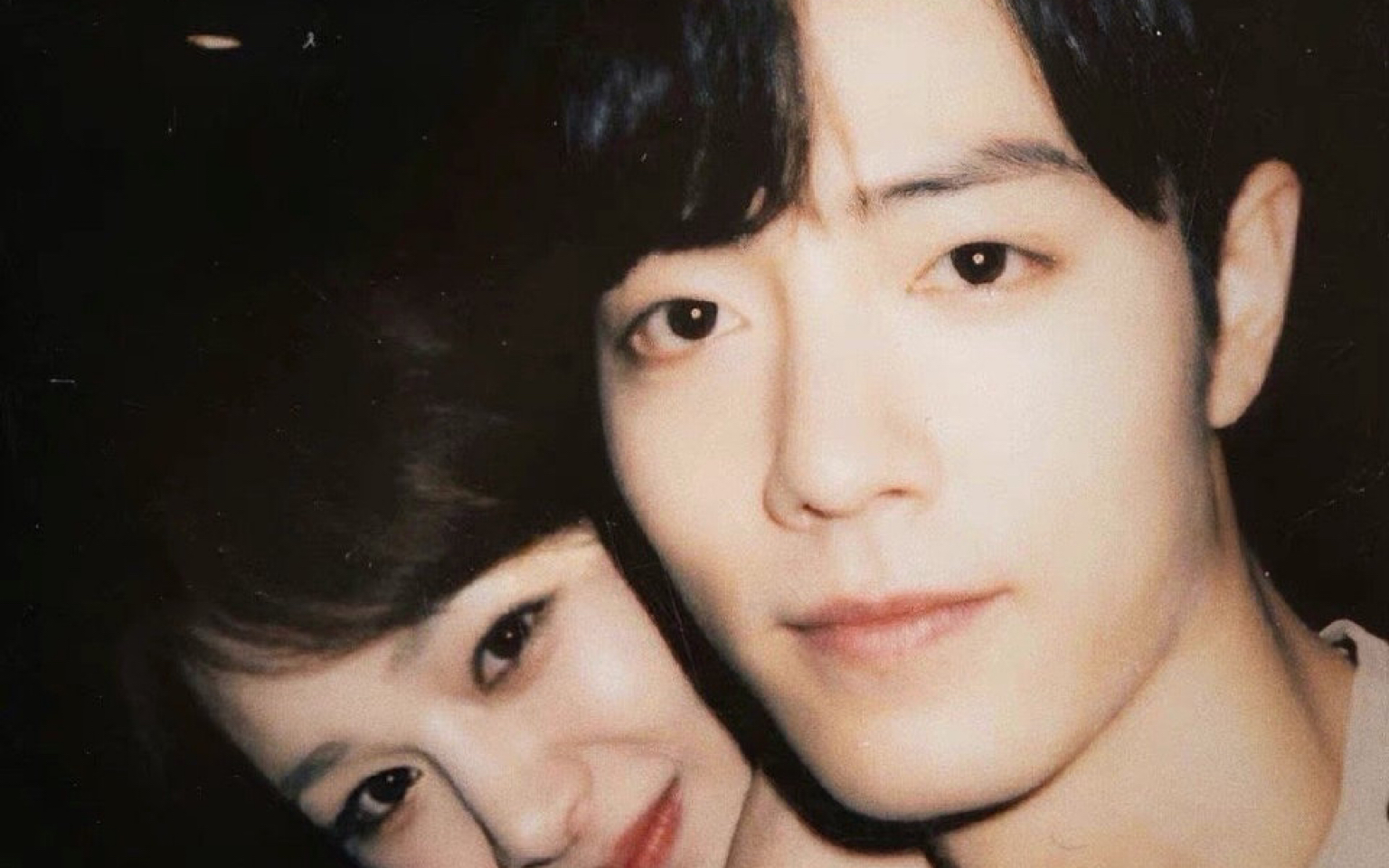 杨紫肖战藏在天台的真情流露互相整理头发一把搂过去一个自然擦嘴角一