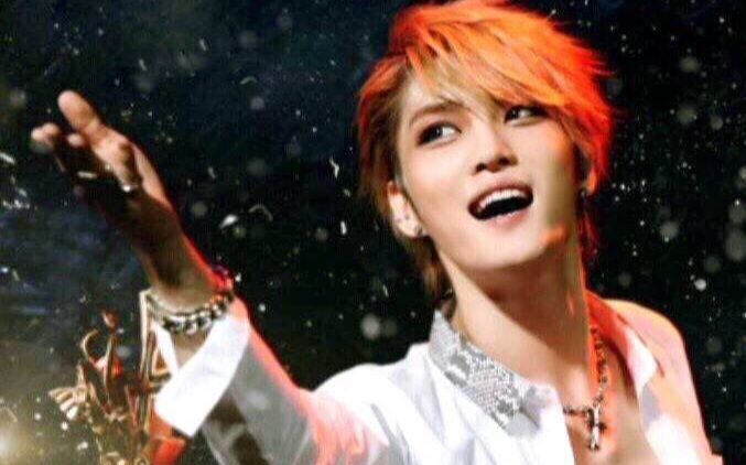 金在中这是一个用话筒开酒瓶的. 来自_尸阿尸