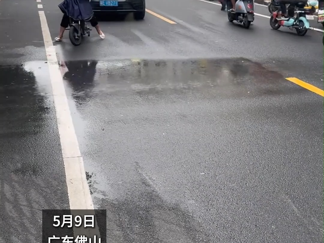 广东佛山一街头惊现“线状雨” 女子出门发现马路前后都没下雨 只有路中间一段在下 拍摄者:仿佛世界出现哔哩哔哩bilibili