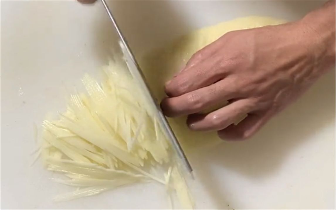 切菜时手稳才是最重要的!