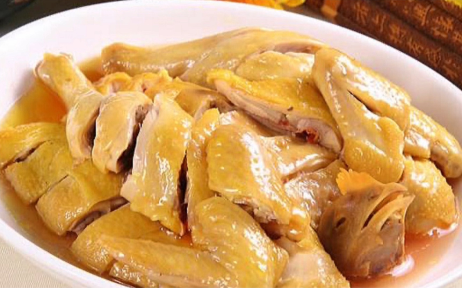 粤菜经典做法隔水蒸鸡皮脆嫩肉,鲜香入味,比白切鸡好吃多了