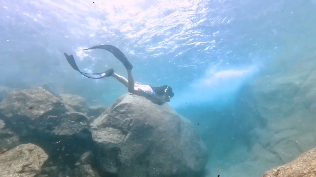 比基尼写真与自由潜水清流直下