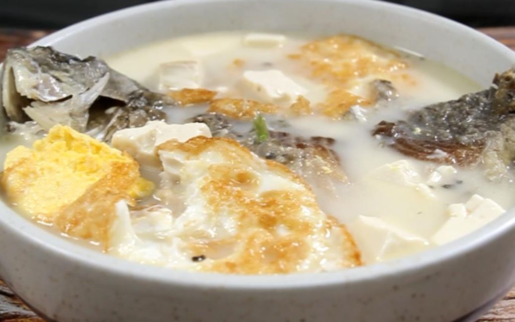 加了荷包蛋的豆腐鲫鱼汤,鲜到掉眉毛