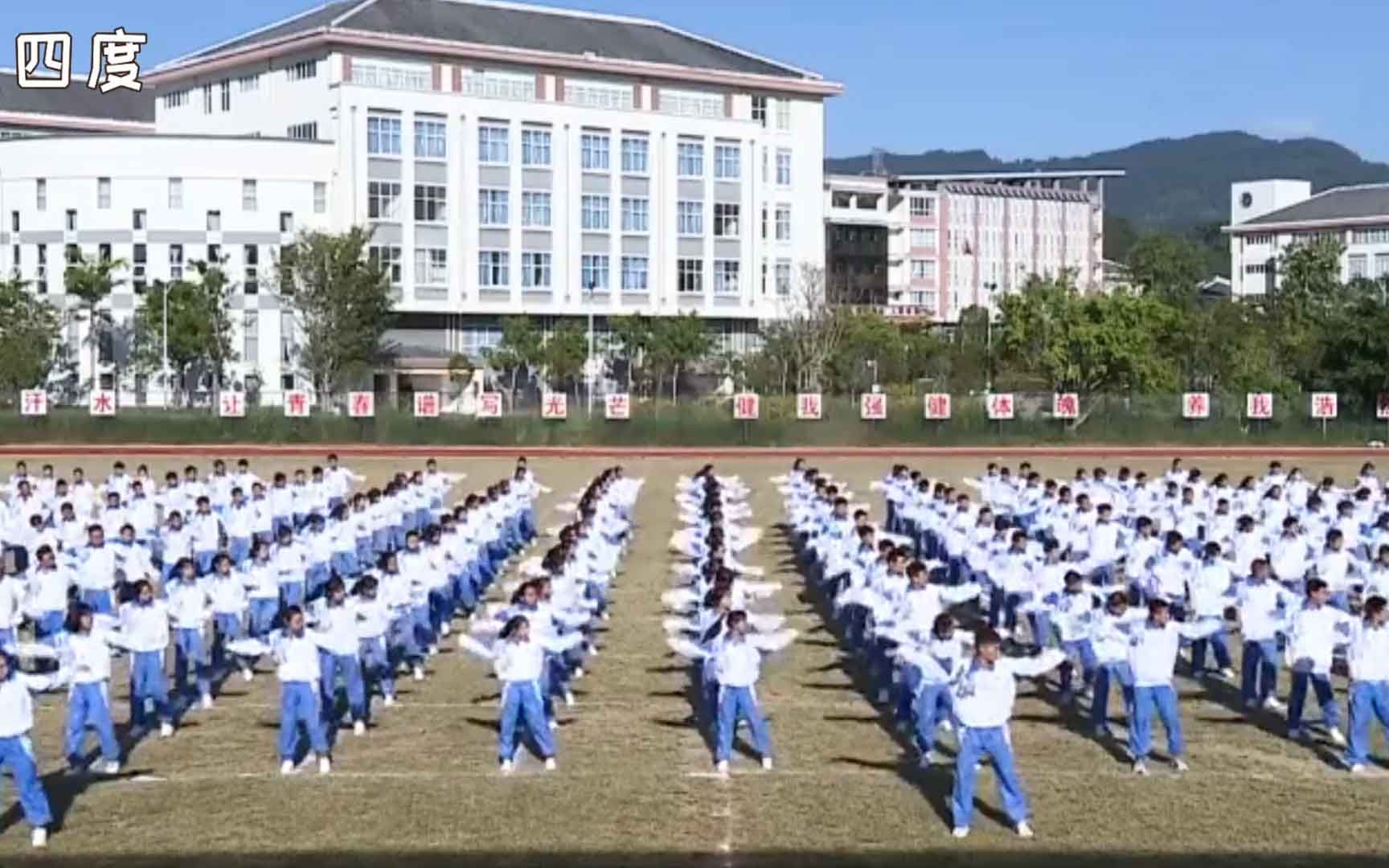 [图]中学生课间操集体跳起佤族舞蹈 传播民族文化 场面相当壮观