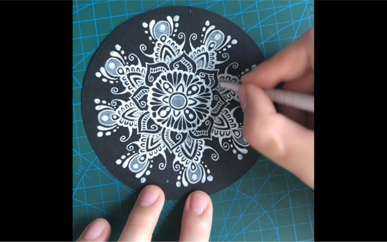 禅绕画蕾丝曼陀罗花黑与白的碰撞