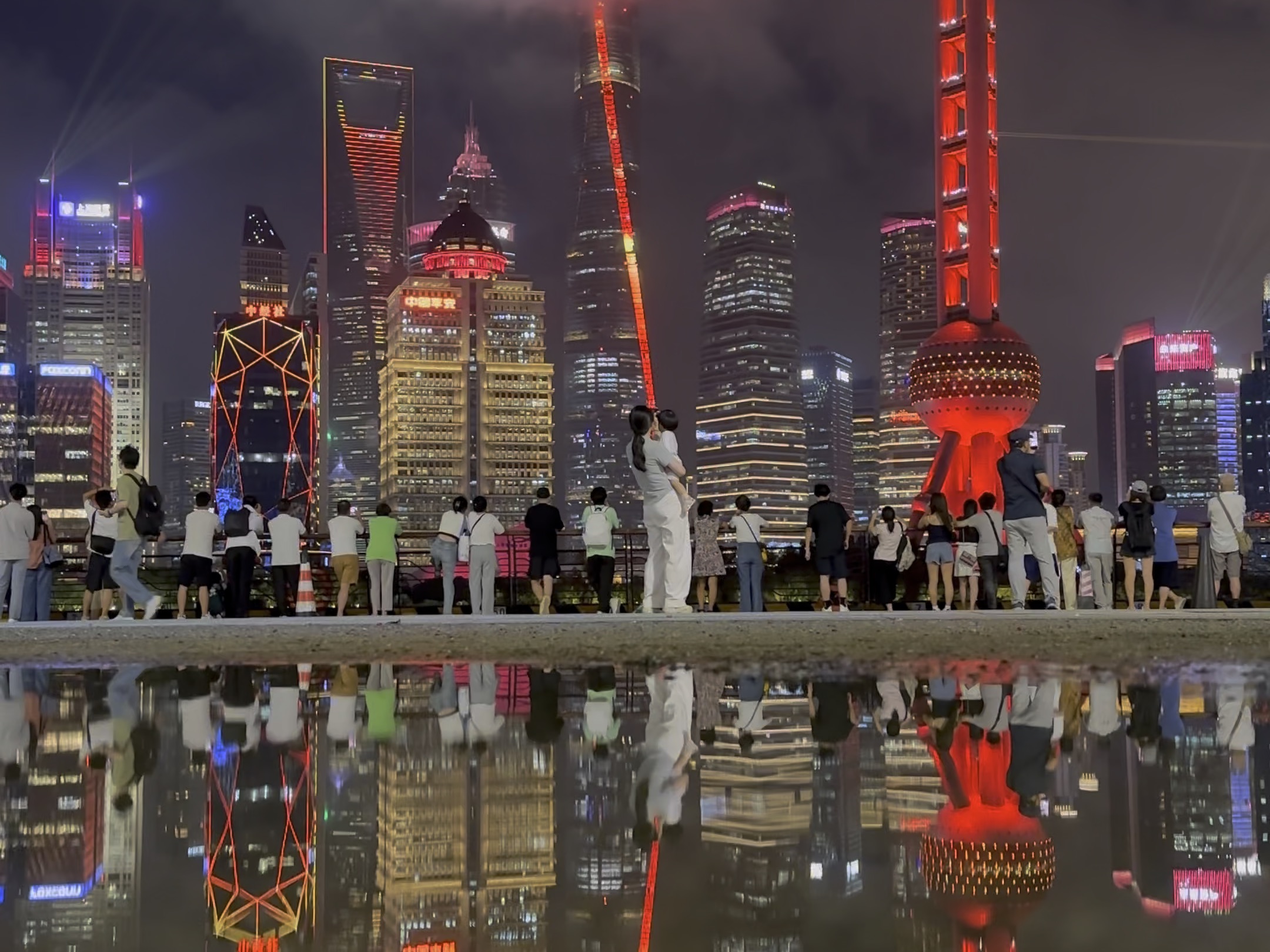 上海浦江两岸璀璨光影秀闪耀东方