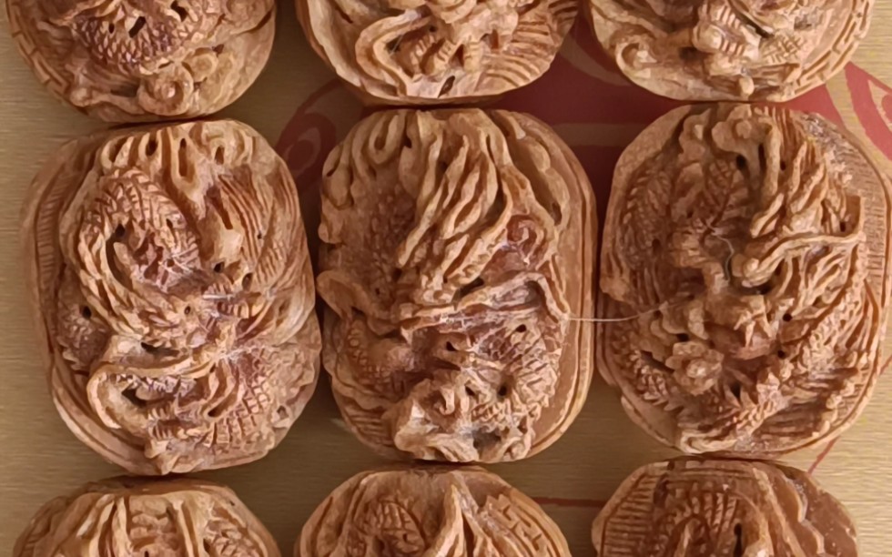 桃核雕刻龙牌九龙献瑞手串