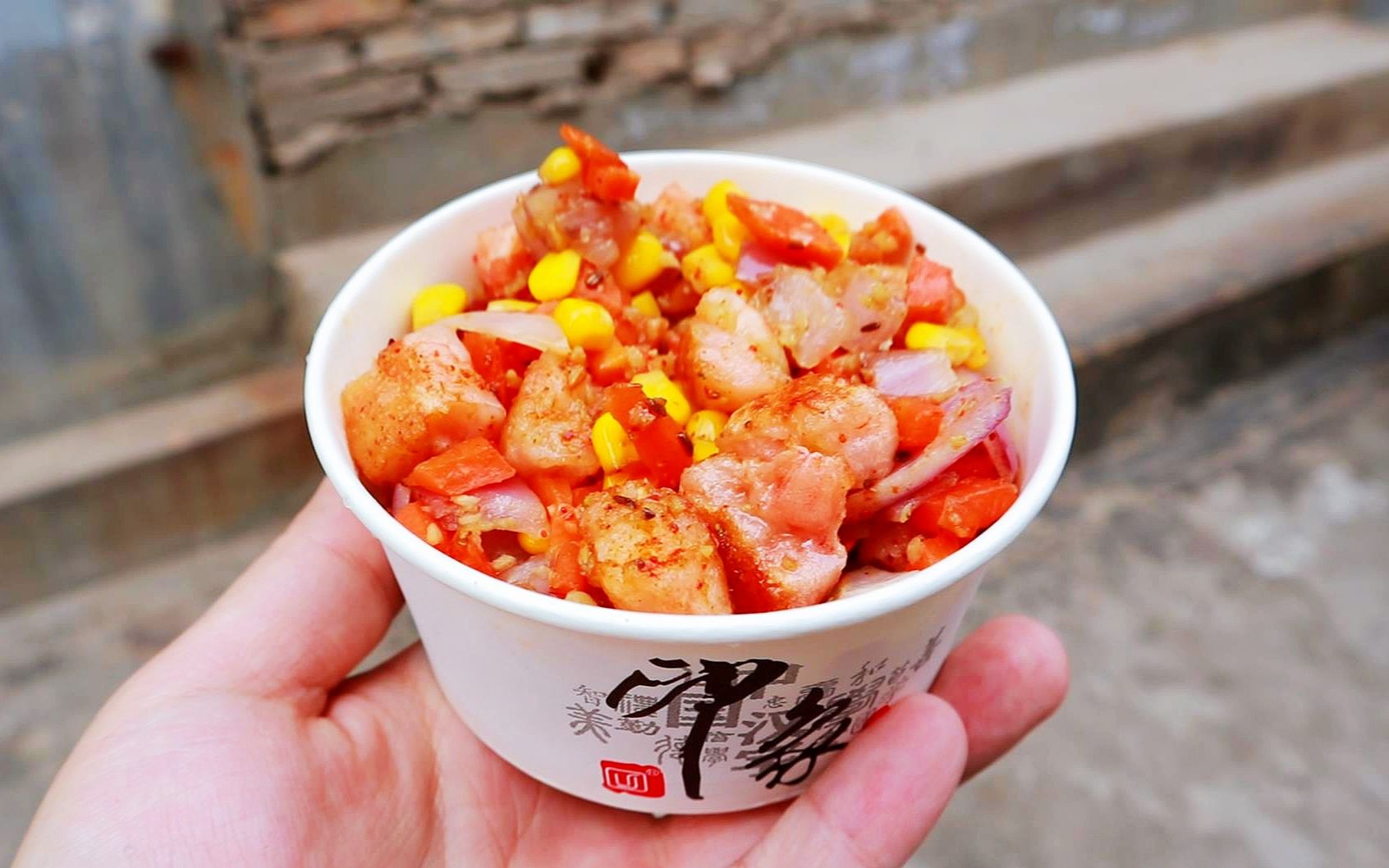 街头火爆的铁板虾滑,15块钱一小碗,真是啥都能煎啊