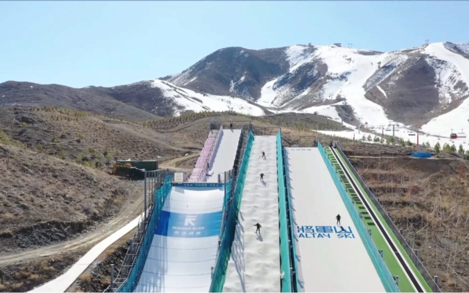 [图]全国雪友看过来—夏季也可以滑雪⛷️雪都阿勒泰四季雪场开滑！