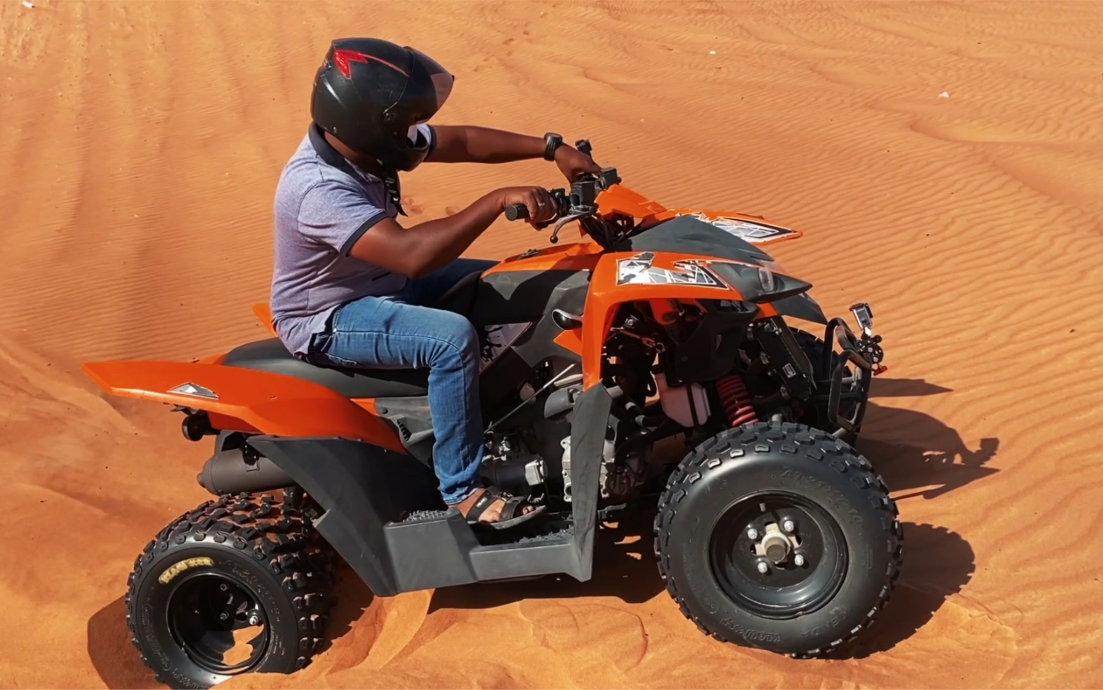 阿联酋迪拜沙迦酋长国沙漠摩托fossilrock