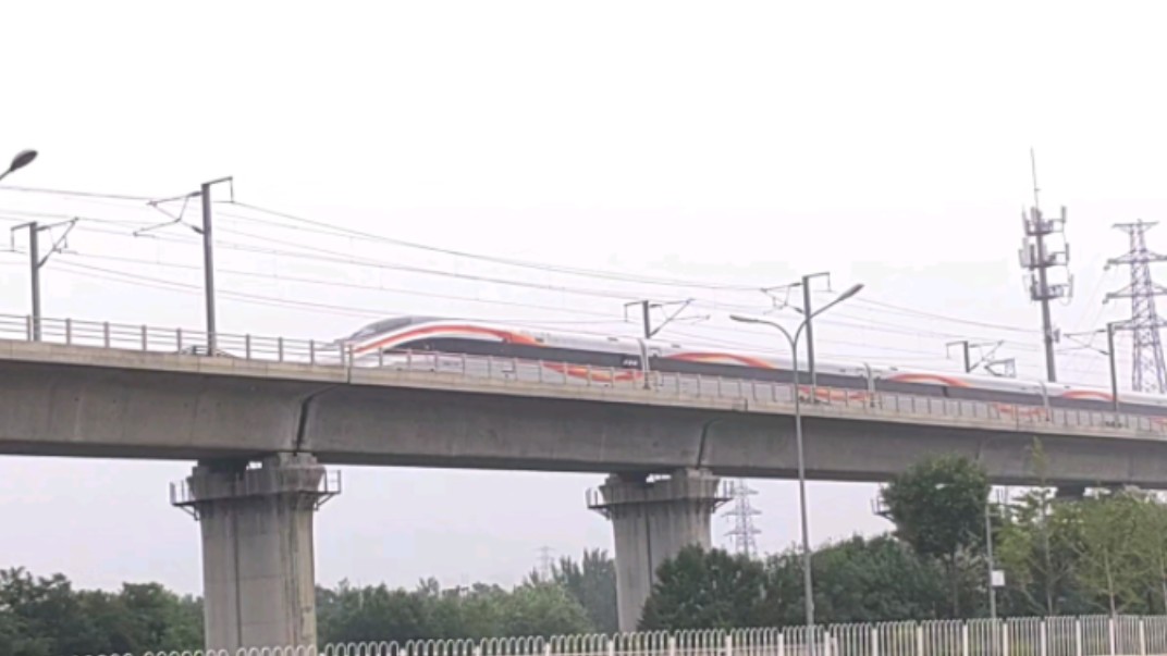 【中国铁路】京昌标杆,南局智动g893次列车上跨北京地铁十四号线园博