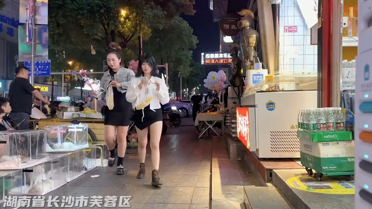 36-街拍长沙芙蓉区,夜市街边年轻美女 风情万种 4k walk china,night