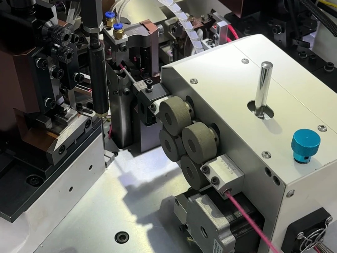 全自动双头端子压接机,一头打子弹头母端,一头打旗型端子