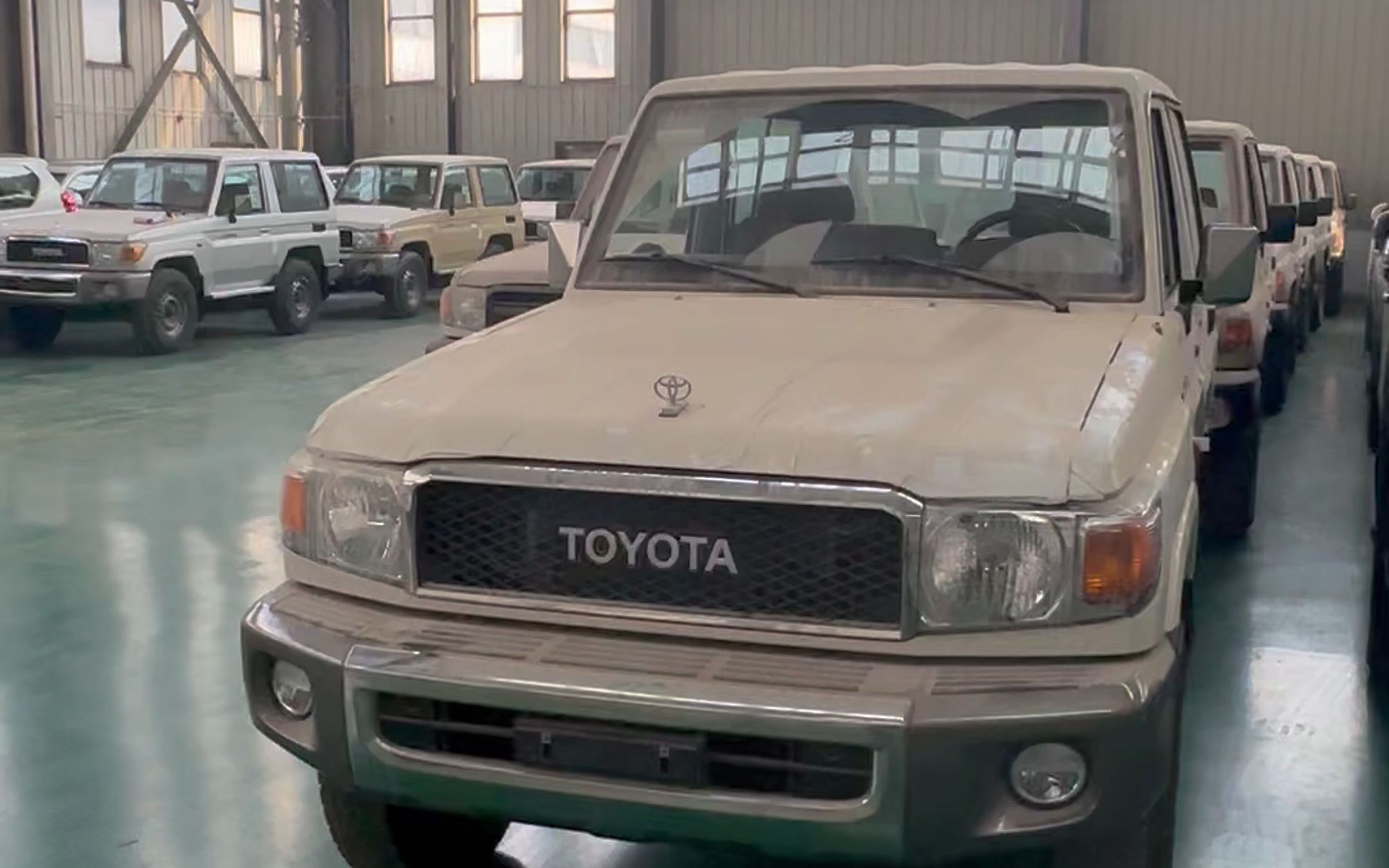 2023款丰田lc71 [运兵车]