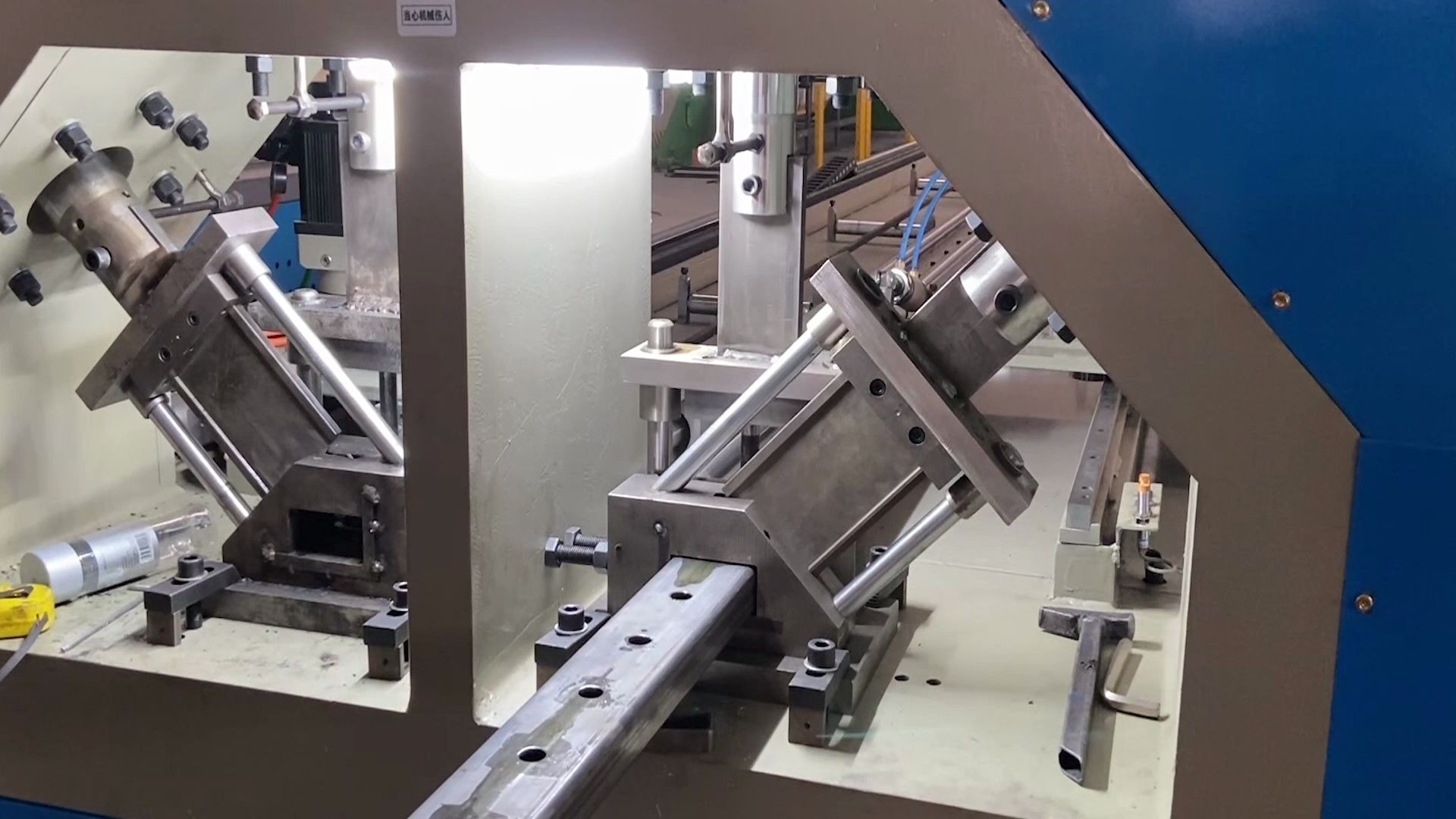 爬架冲孔机 数控机械工作视频