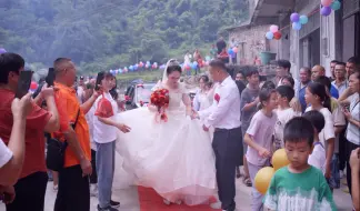 Descargar video: 广西上门女婿的婚礼同样隆重，新娘大排上阵，给足了爱情的尊重和仪式感。