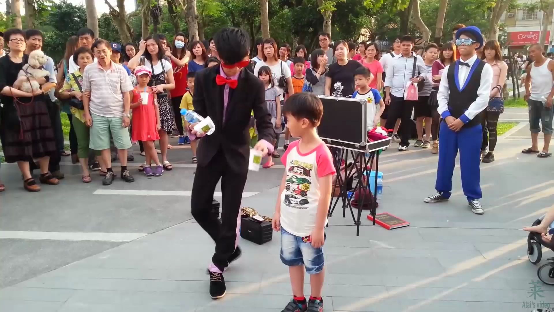 街头魔术表演,感觉跟刘谦比不差,小朋友都惊呆了.