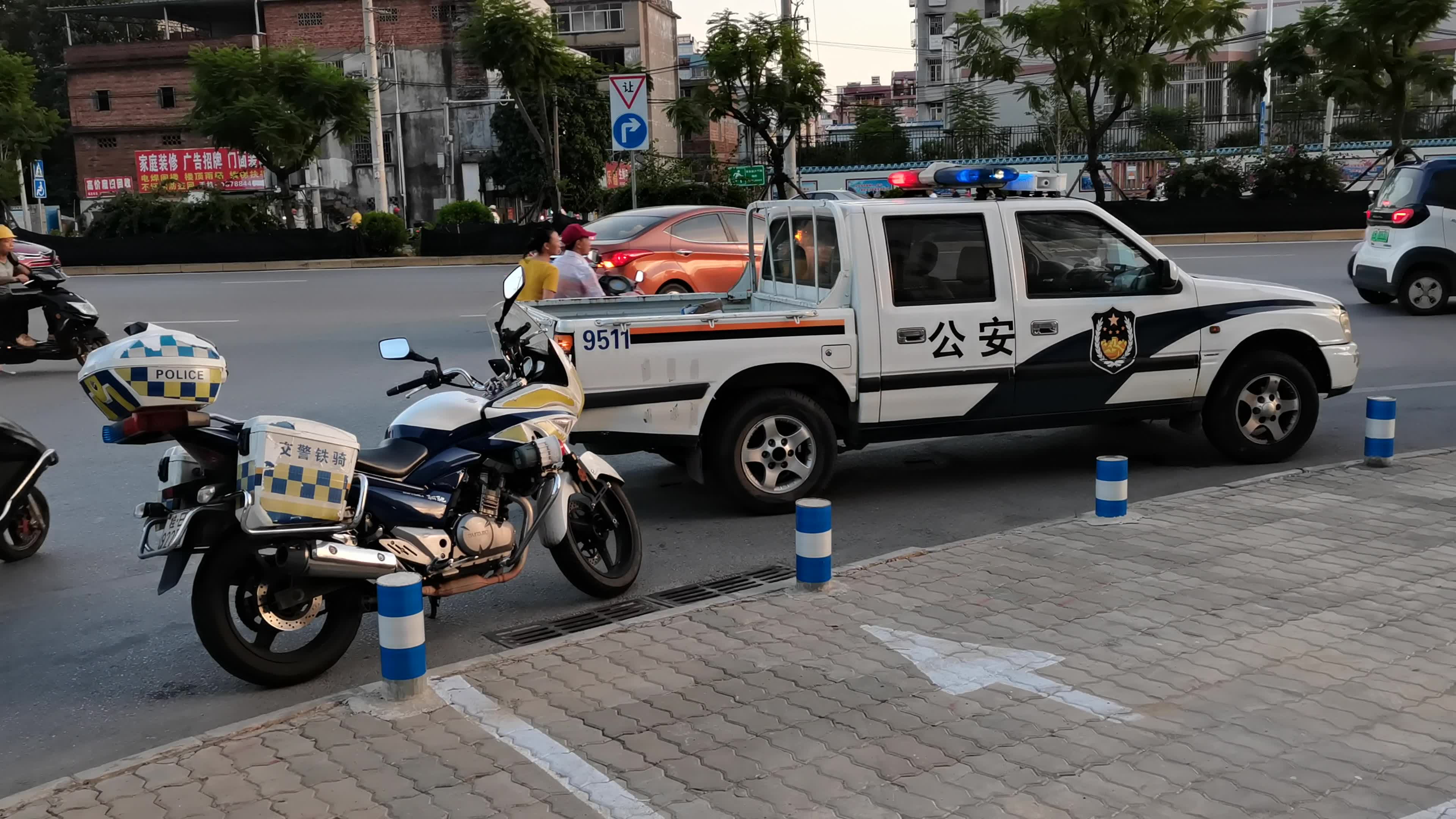 柳州交警jmc皮卡利用扩音器进行创城宣传