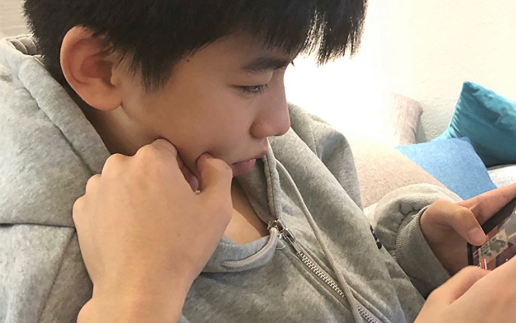 小北和火乐 "宝宝,坐我腿上来"