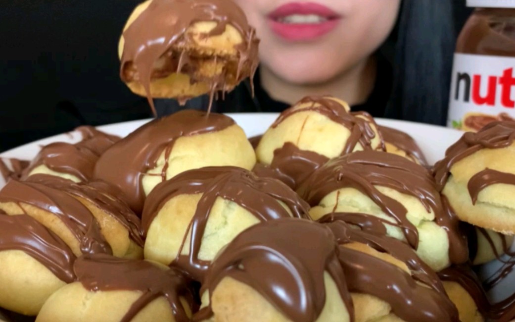 【hes】甜品吃播咀嚼音助眠 巧克力酱奶油泡芙吃播咀嚼音