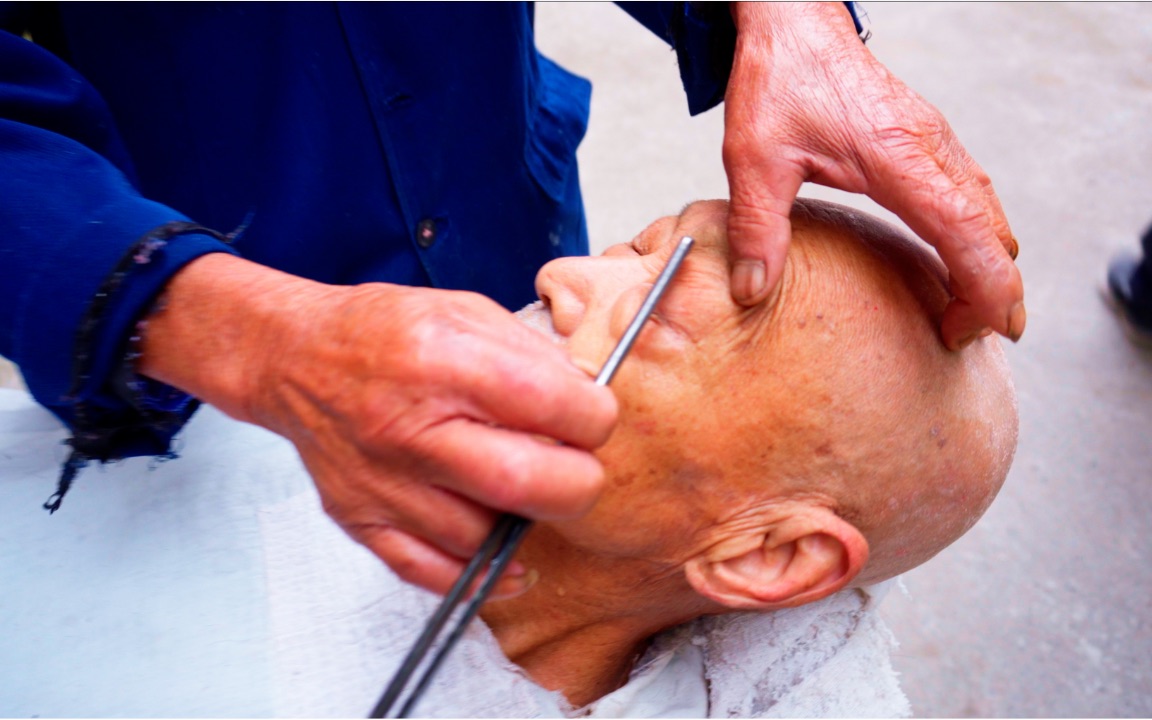 农村传统集市 路边剃头老师傅 祖传民间手艺