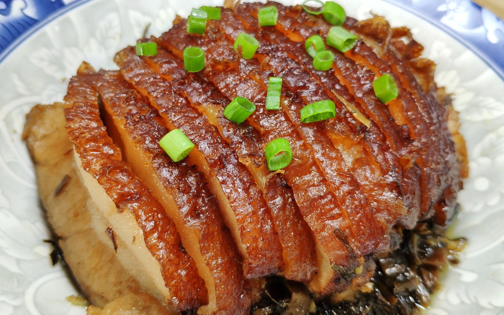 梅菜扣肉的家常做法肉质软烂好吃还不腻老厨师看了都称赞