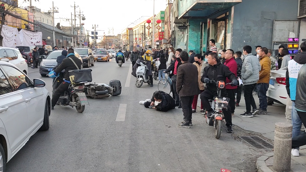 马驹桥镇大神们集聚地,电瓶车把人给撞了.