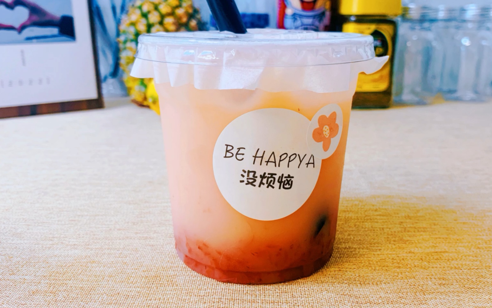 今天做的饮料就取名为没烦恼怎样养乐多雪碧草莓酱这个组合超级好喝哦