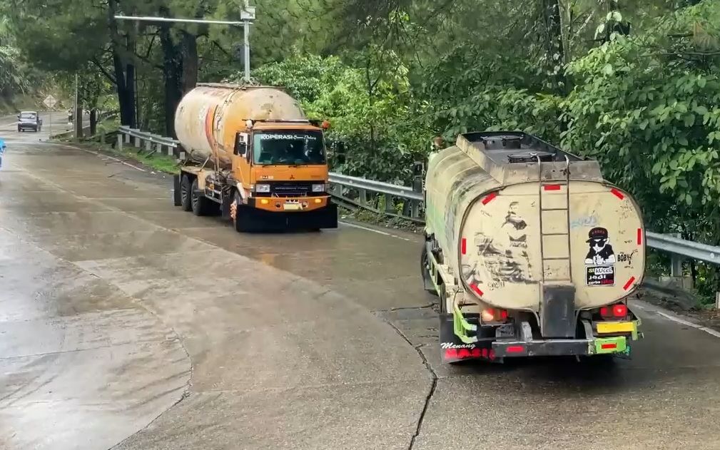 【高能现场】一辆小型公共汽车的头部因事故而沉重,公共汽车司机仍在呼吸公共汽车哔哩哔哩bilibili