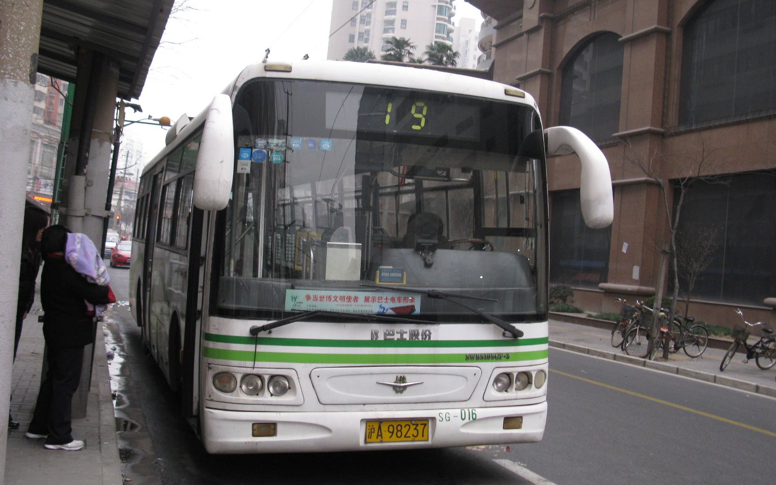 暮年的状况频发的19路上海申沃非空无轨电车swb5105gp3sg016pov25路