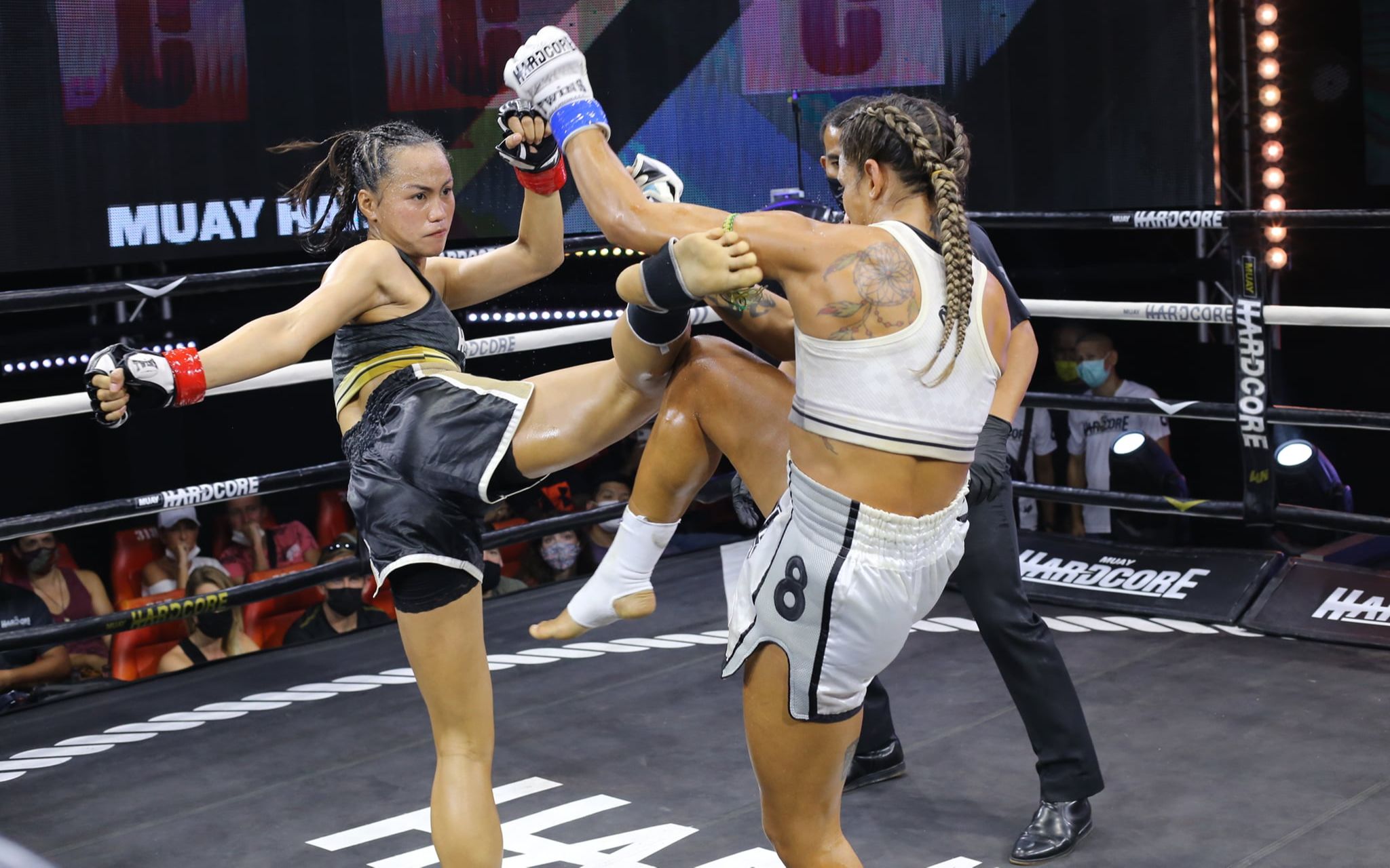 第52周铁杆泰拳女子55公斤级泰国选手萨辛vs巴西选手芭芭拉·阿吉亚尔