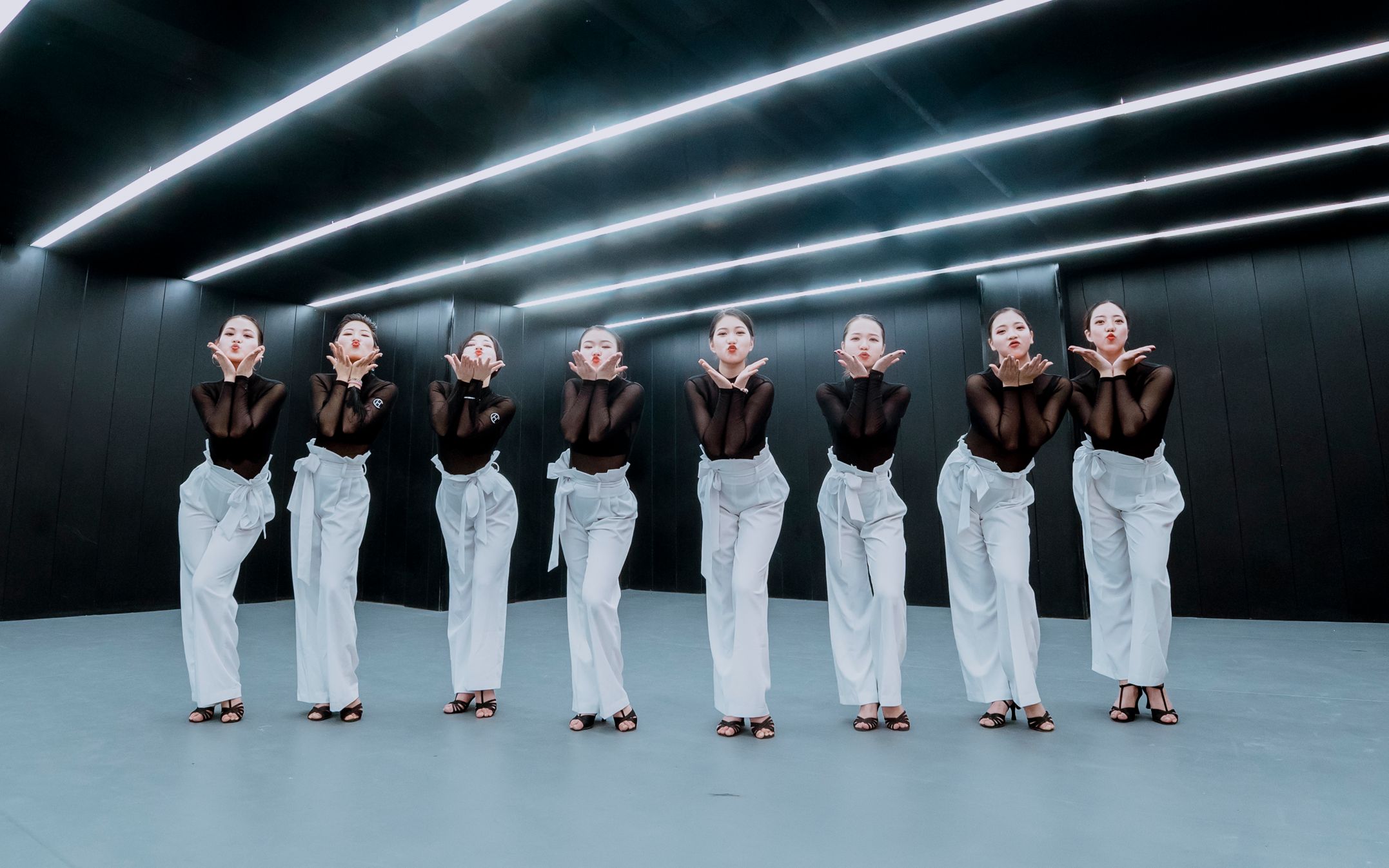 单色舞蹈成人拉丁舞教学长腿妹子跳桑巴