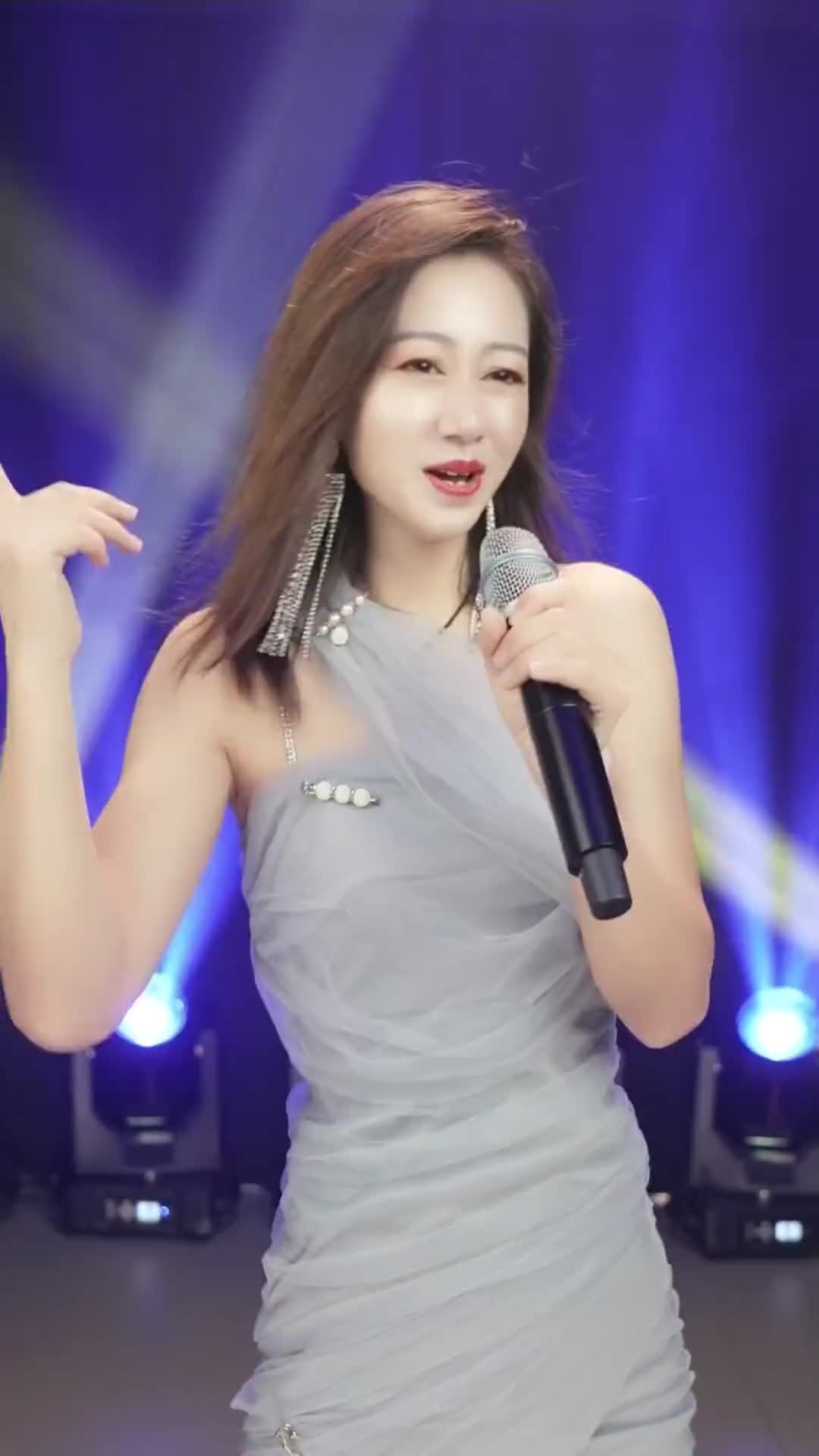 真人真唱才艺主播11点10分直播间不见不散dou来好歌会