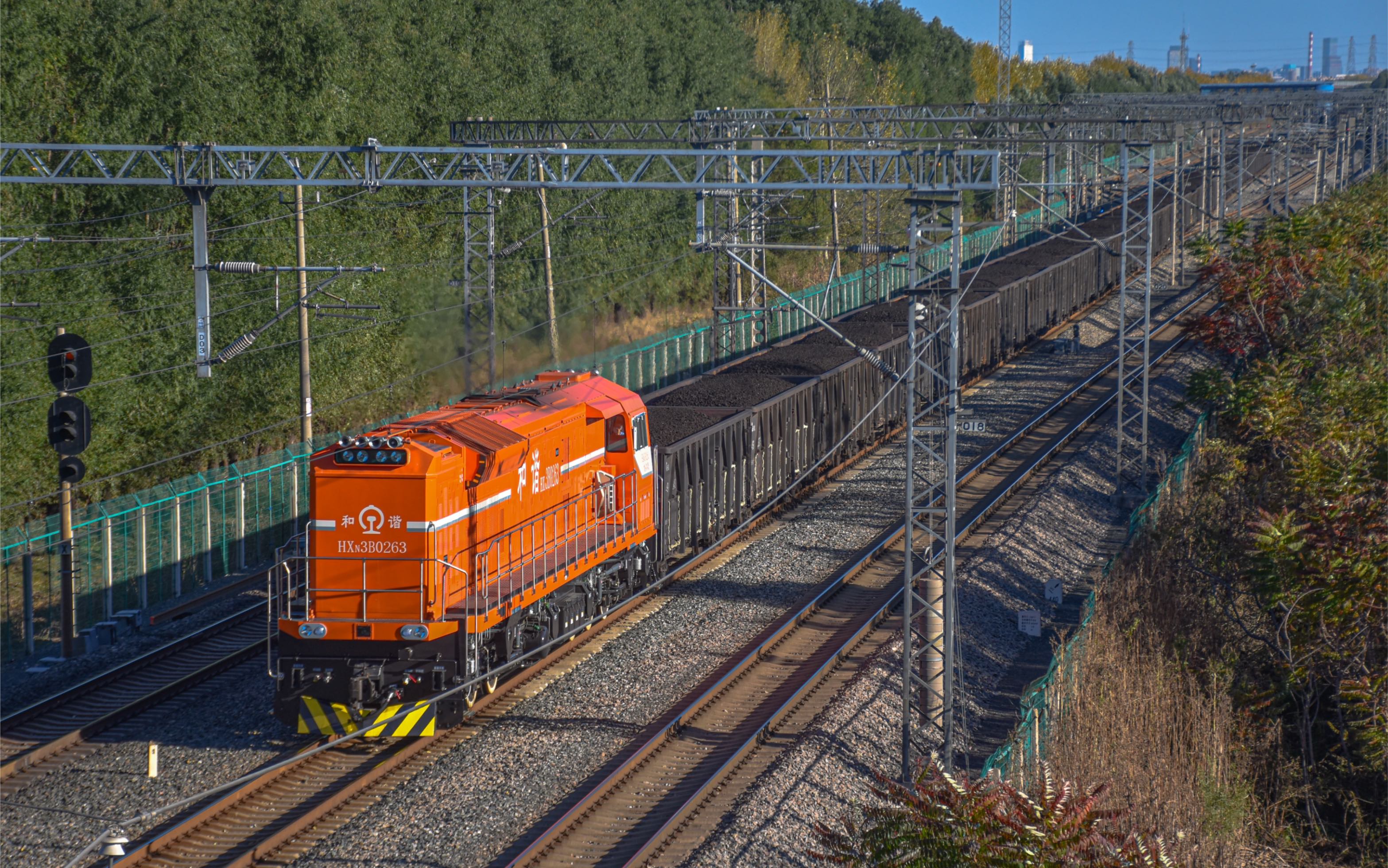3b型调车机 沈金线沈局苏段hxn3b0263牵引上行敞车煤炭驶离马三家站